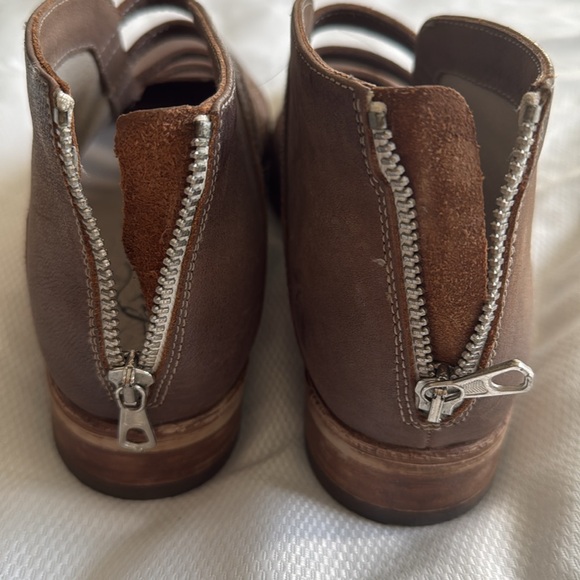 Free People ankle bootie size 8.5 color toupe - Picture 3 of 9